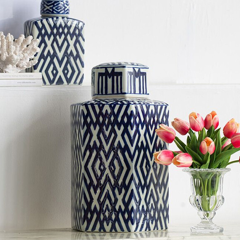 Ваза с крышкой и графическим узором в сине-белых цветах Blue & White Ornament