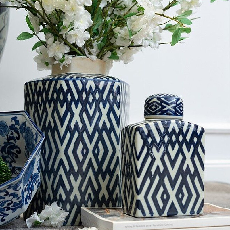 Ваза с крышкой и графическим узором в сине-белых цветах Blue & White Ornament