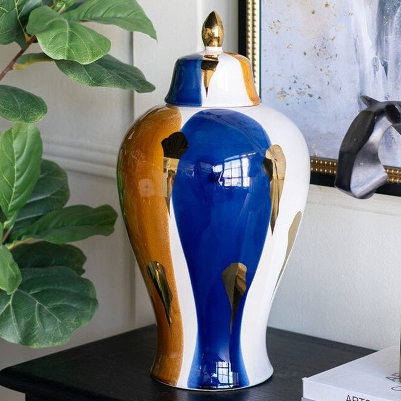 Ваза с крышкой и мазками синего и золого цвета на белом фоне Chinoiserie Ceramics