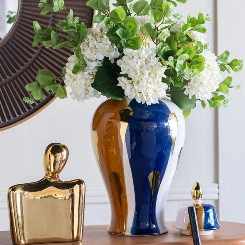 Ваза с крышкой и мазками синего и золого цвета на белом фоне Chinoiserie Ceramics