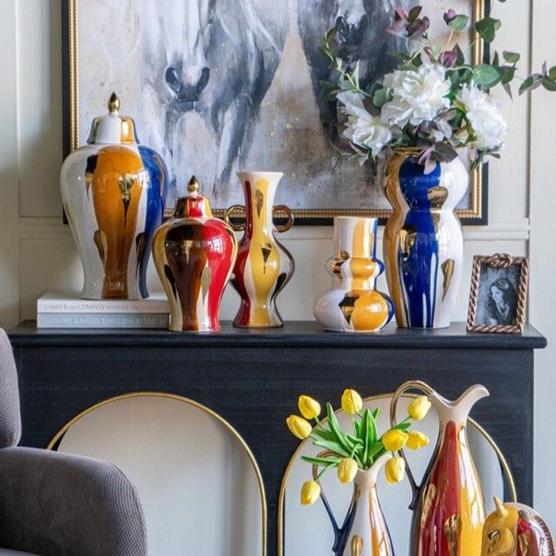 Ваза с крышкой и мазками синего и золого цвета на белом фоне Chinoiserie Ceramics