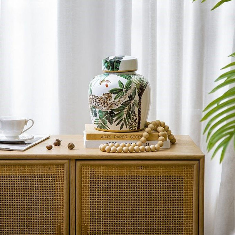 Ваза с крышкой фарфоровая с ручной росписью Leopard Collection