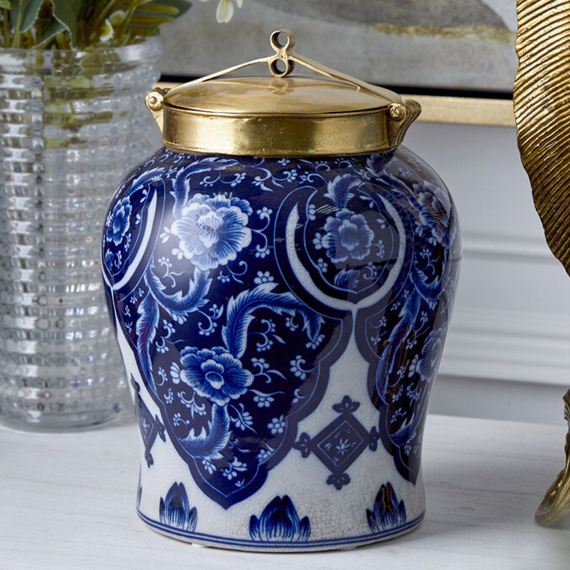 Ваза с насыщенным синим орнаментом и золотой крышкой Blue & White Ornament