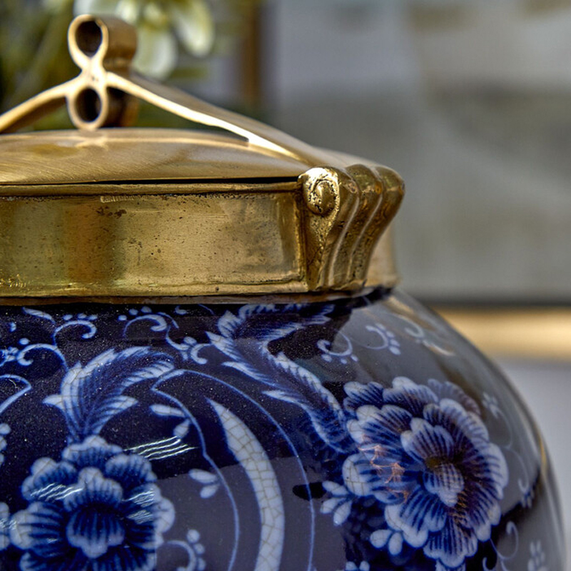 Ваза с насыщенным синим орнаментом и золотой крышкой Blue & White Ornament