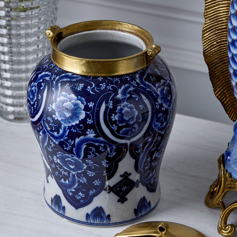 Ваза с насыщенным синим орнаментом и золотой крышкой Blue & White Ornament
