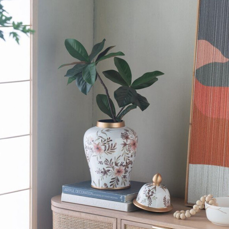 Ваза с нежным цветочным узором в пастельных тонах и крышкой с золотым акцентом Chinoiserie Ceramics