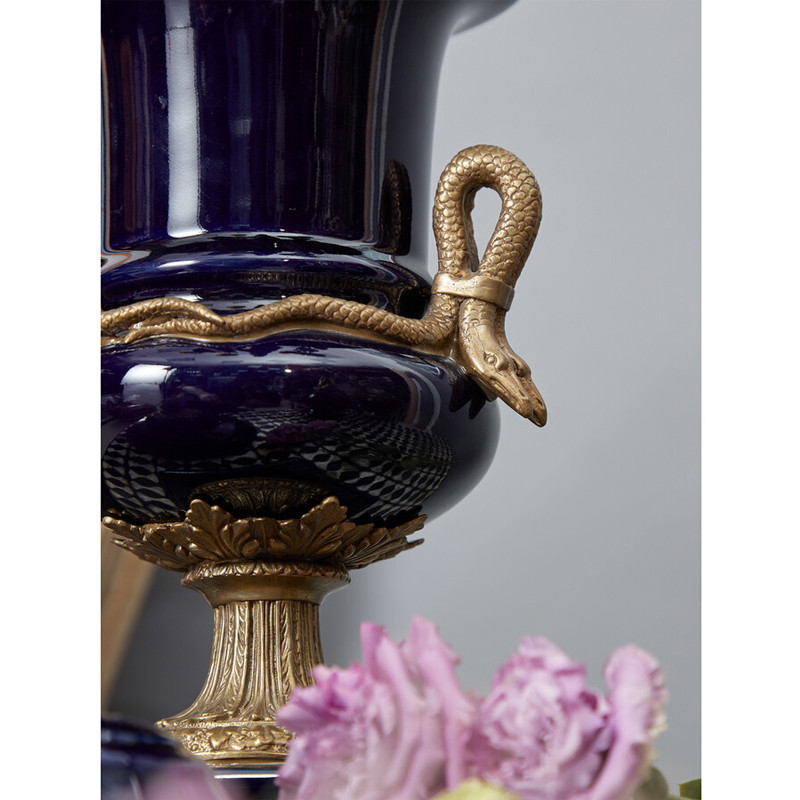 Ваза темно-синего цвета из фарфора с бронзовыми ручками в виде змей Высота 39 см Eden Garden porcelain and bronze