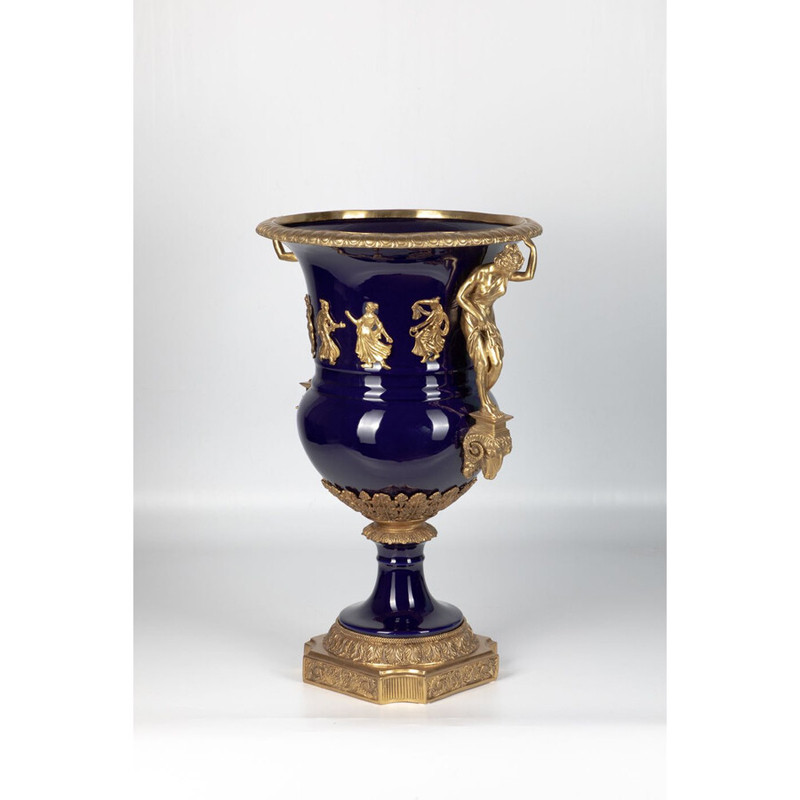 Ваза темно-синего цвета из фарфора с бронзовыми ручками в виде фигур Eden Garden porcelain and bronze