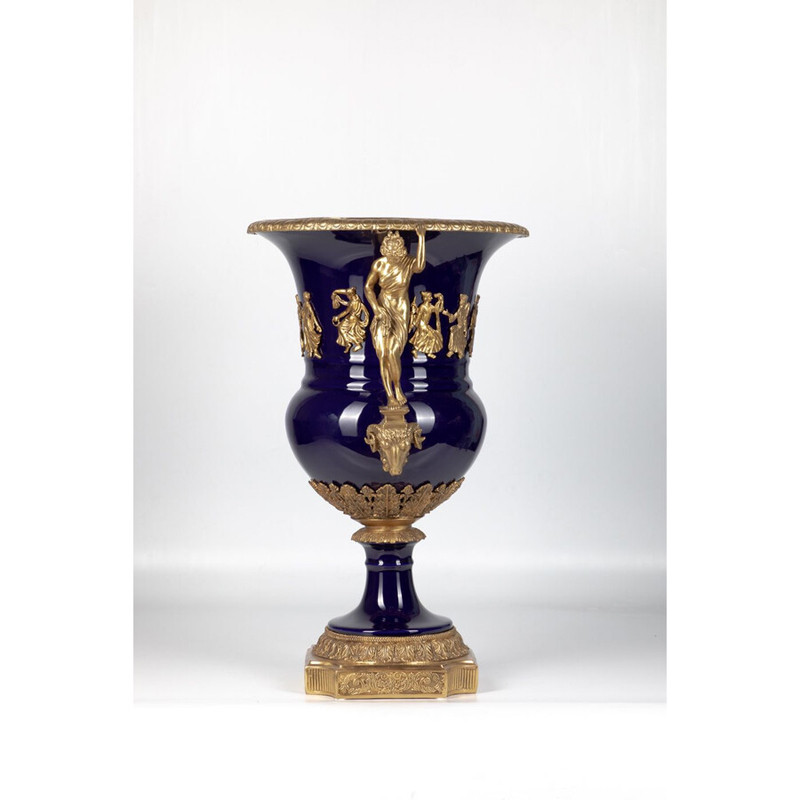 Ваза темно-синего цвета из фарфора с бронзовыми ручками в виде фигур Eden Garden porcelain and bronze