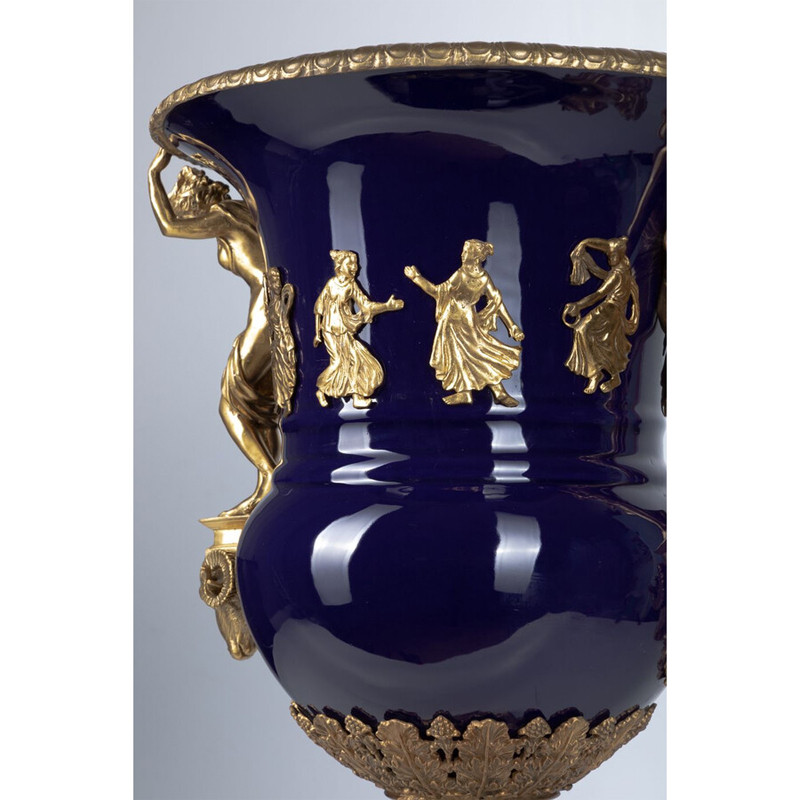 Ваза темно-синего цвета из фарфора с бронзовыми ручками в виде фигур Eden Garden porcelain and bronze