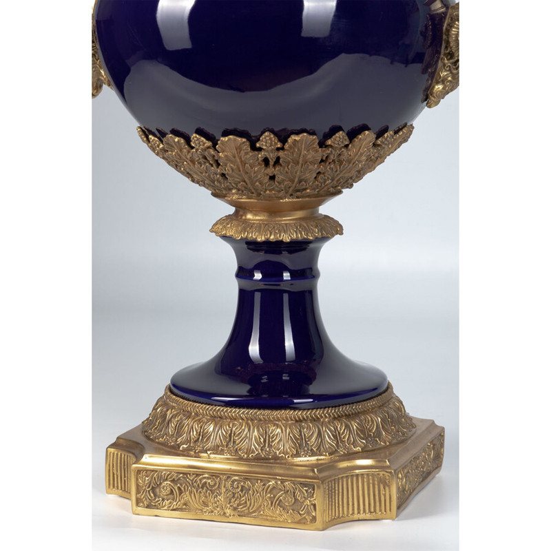 Ваза темно-синего цвета из фарфора с бронзовыми ручками в виде фигур Eden Garden porcelain and bronze