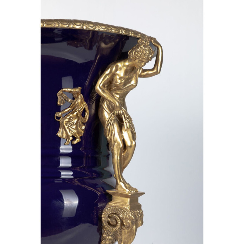 Ваза темно-синего цвета из фарфора с бронзовыми ручками в виде фигур Eden Garden porcelain and bronze