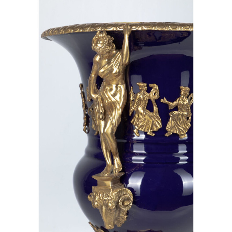 Ваза темно-синего цвета из фарфора с бронзовыми ручками в виде фигур Eden Garden porcelain and bronze