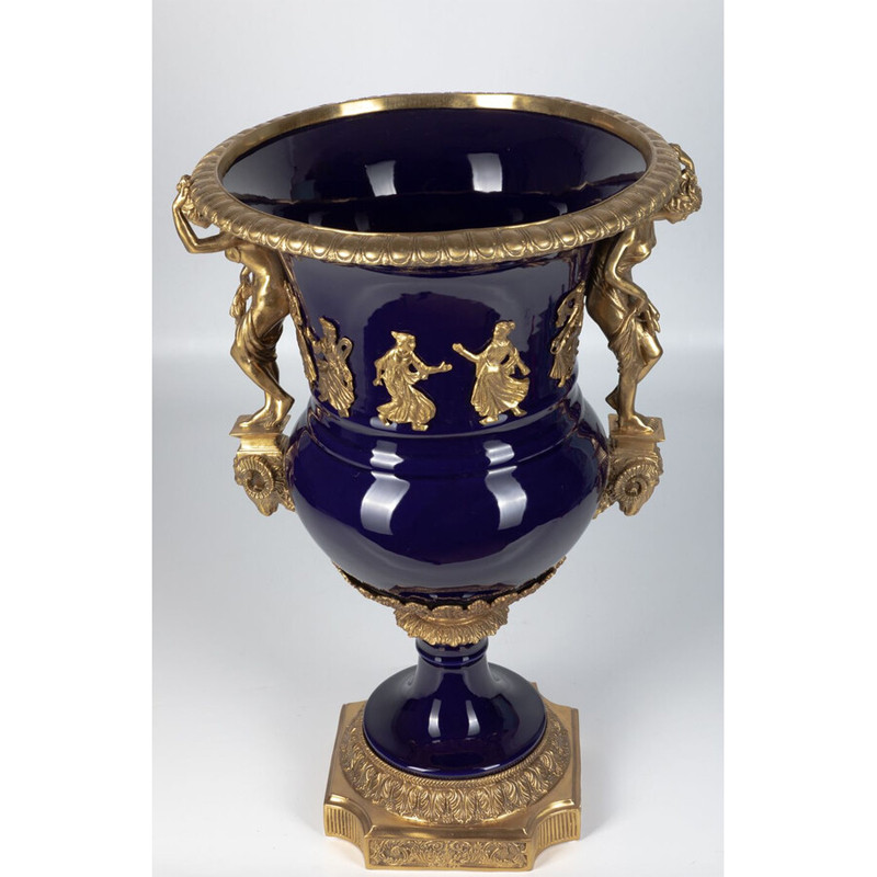 Ваза темно-синего цвета из фарфора с бронзовыми ручками в виде фигур Eden Garden porcelain and bronze