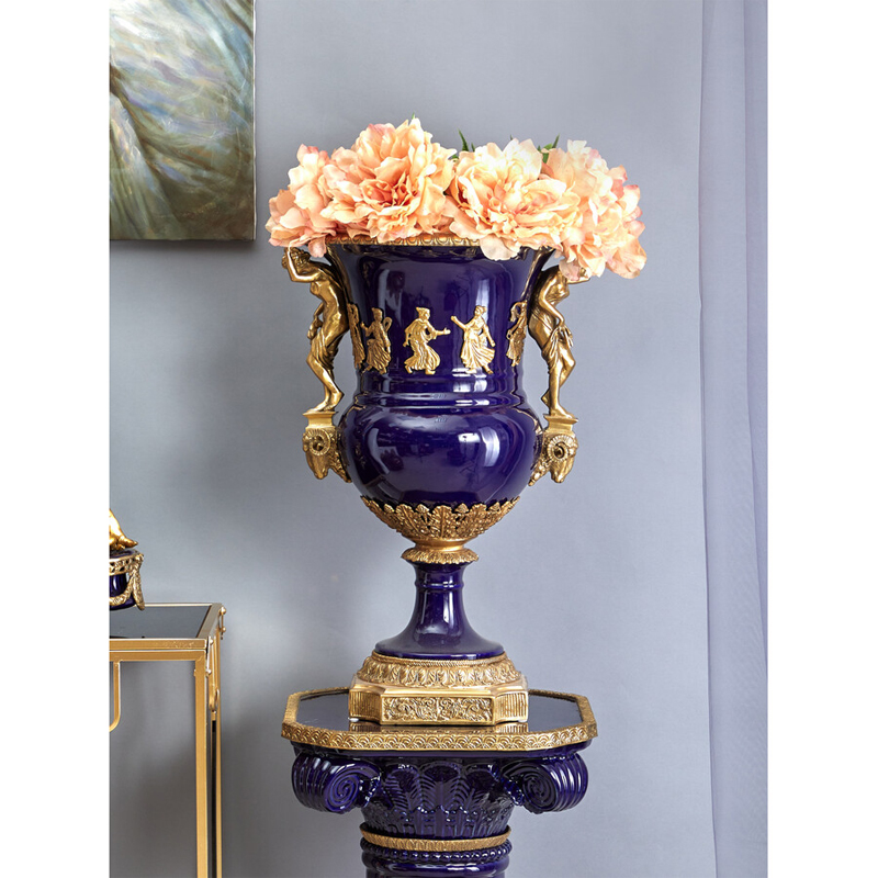 Ваза темно-синего цвета из фарфора с бронзовыми ручками в виде фигур Eden Garden porcelain and bronze