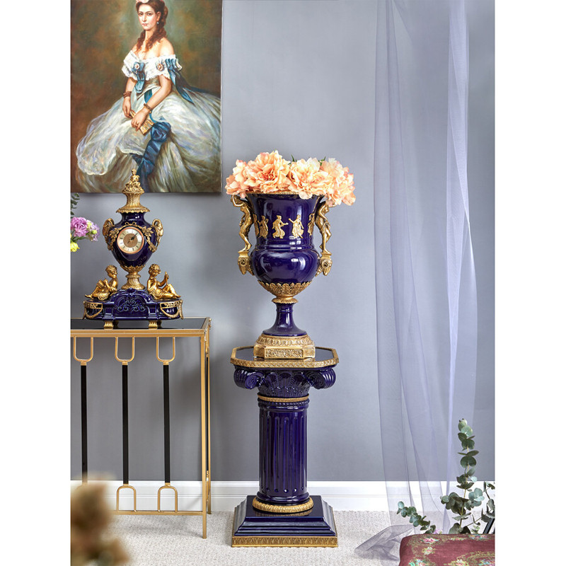 Ваза темно-синего цвета из фарфора с бронзовыми ручками в виде фигур Eden Garden porcelain and bronze