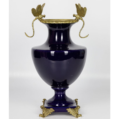 Ваза темно-синего цвета из фарфора с бронзовыми стрекозами Eden Garden porcelain and bronze