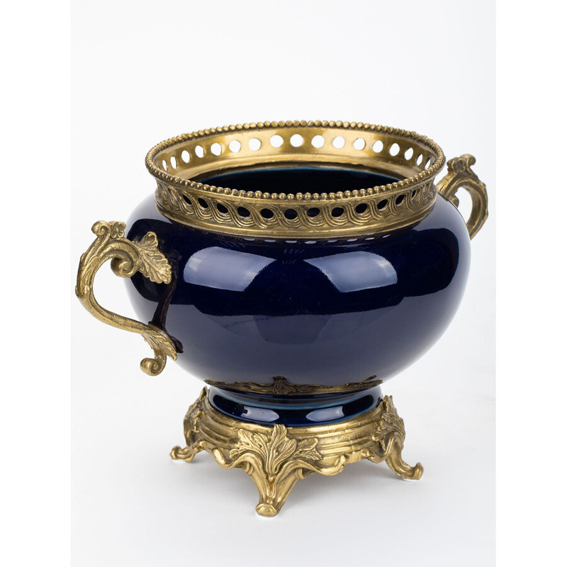 Ваза темно-синяя фарфоровая на бронзовой подставке с ажурным ободком и изогнутыми ручками Eden Garden