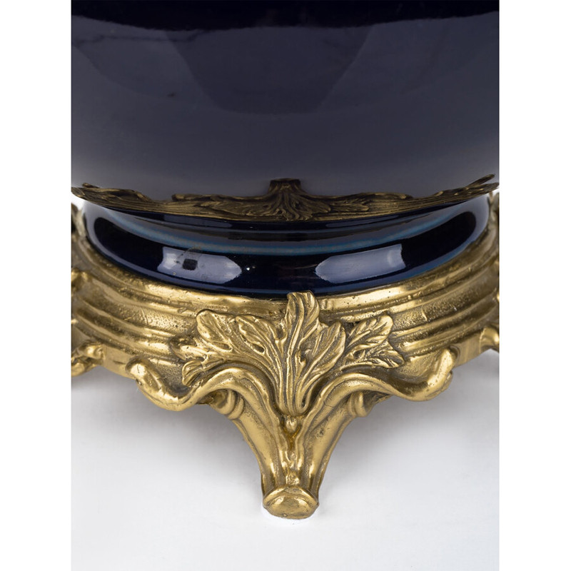 Ваза темно-синяя фарфоровая на бронзовой подставке с ажурным ободком и изогнутыми ручками Eden Garden