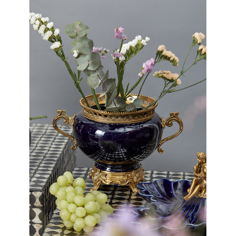Ваза темно-синяя фарфоровая на бронзовой подставке с ажурным ободком и изогнутыми ручками Eden Garden