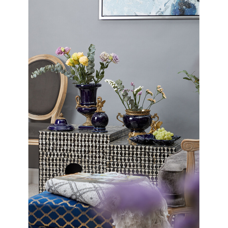 Ваза темно-синяя фарфоровая на бронзовой подставке с ажурным ободком и изогнутыми ручками Eden Garden