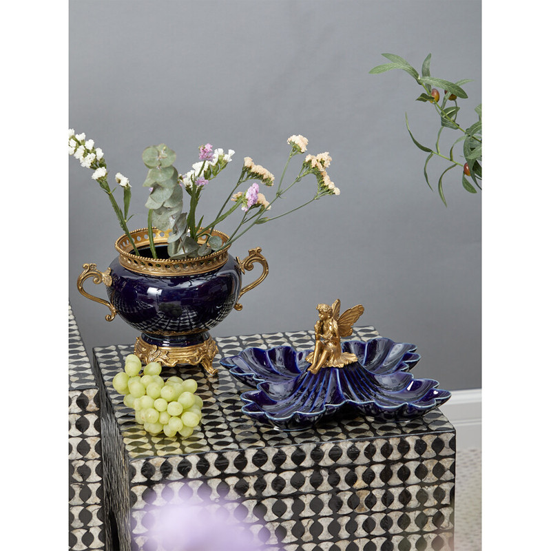 Ваза темно-синяя фарфоровая на бронзовой подставке с ажурным ободком и изогнутыми ручками Eden Garden