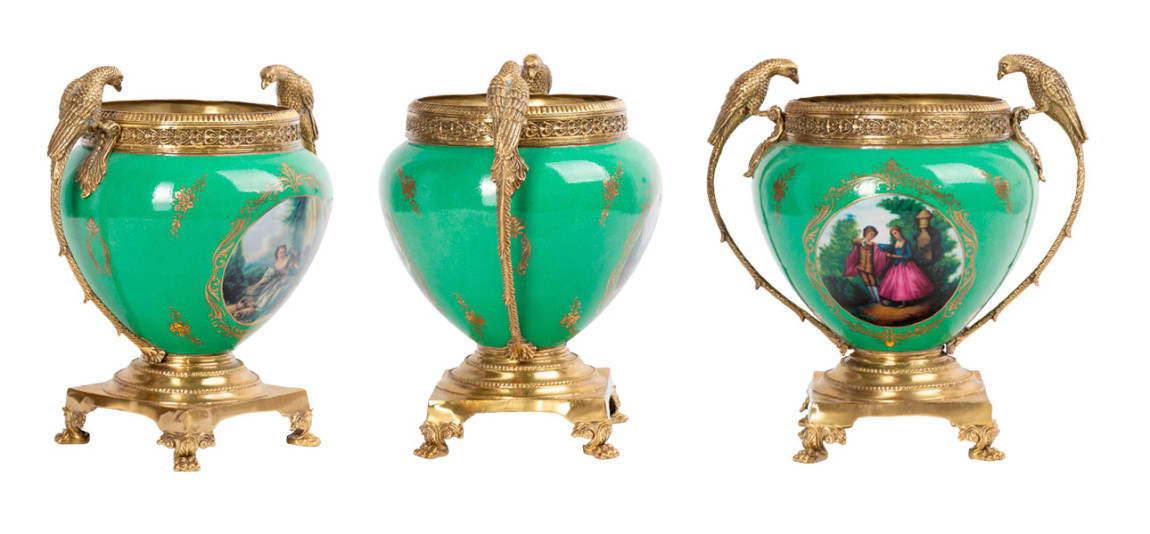 Ваза фарфоровая с орнаментом зеленая Hawk