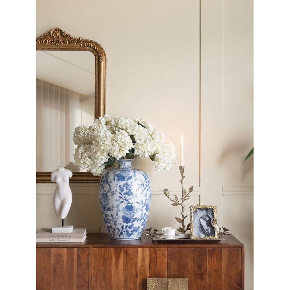 Ваза фарфоровая с узким горлышком и синими цветочными мотивами Independence