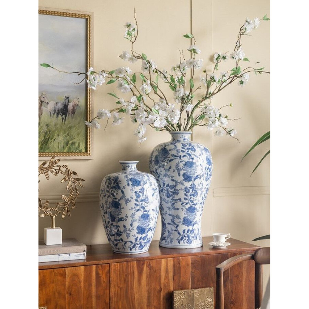 Ваза фарфоровая с узким горлышком и синими цветочными мотивами Independence