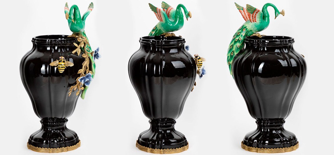 Ваза фарфоровая черная с фигуркой павлина Peacock