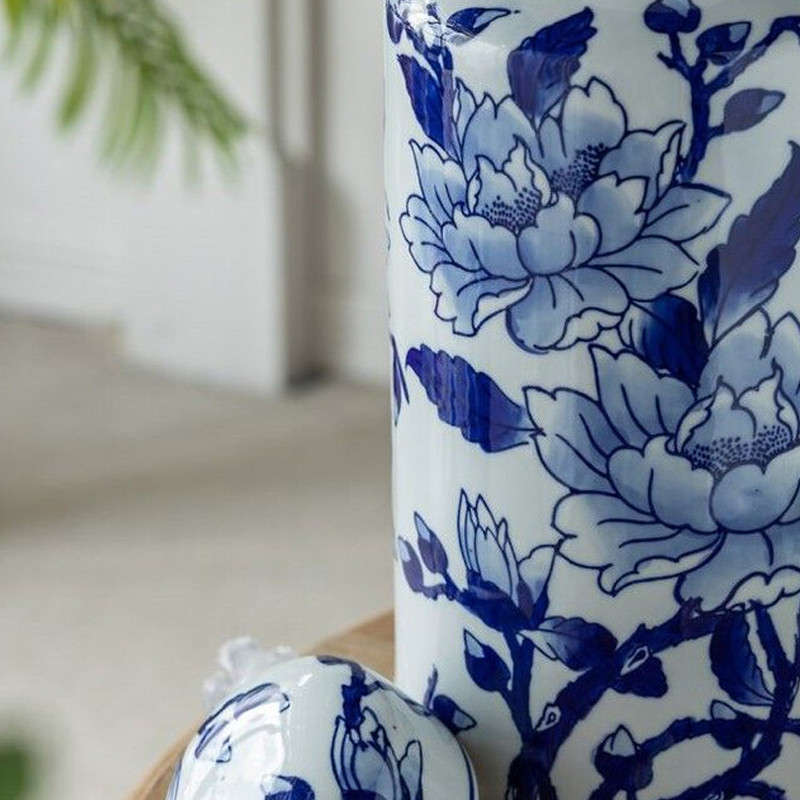 Ваза цилиндрической формы с крышкой и синим цветочным узором на белом фоне Blue & White Ornament