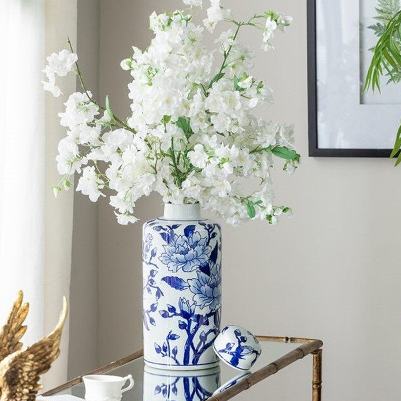 Ваза цилиндрической формы с крышкой и синим цветочным узором на белом фоне Blue & White Ornament