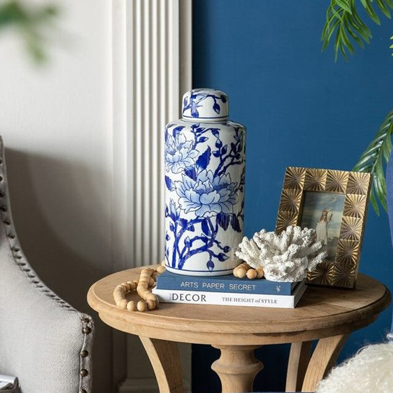 Ваза цилиндрической формы с крышкой и синим цветочным узором на белом фоне Blue & White Ornament