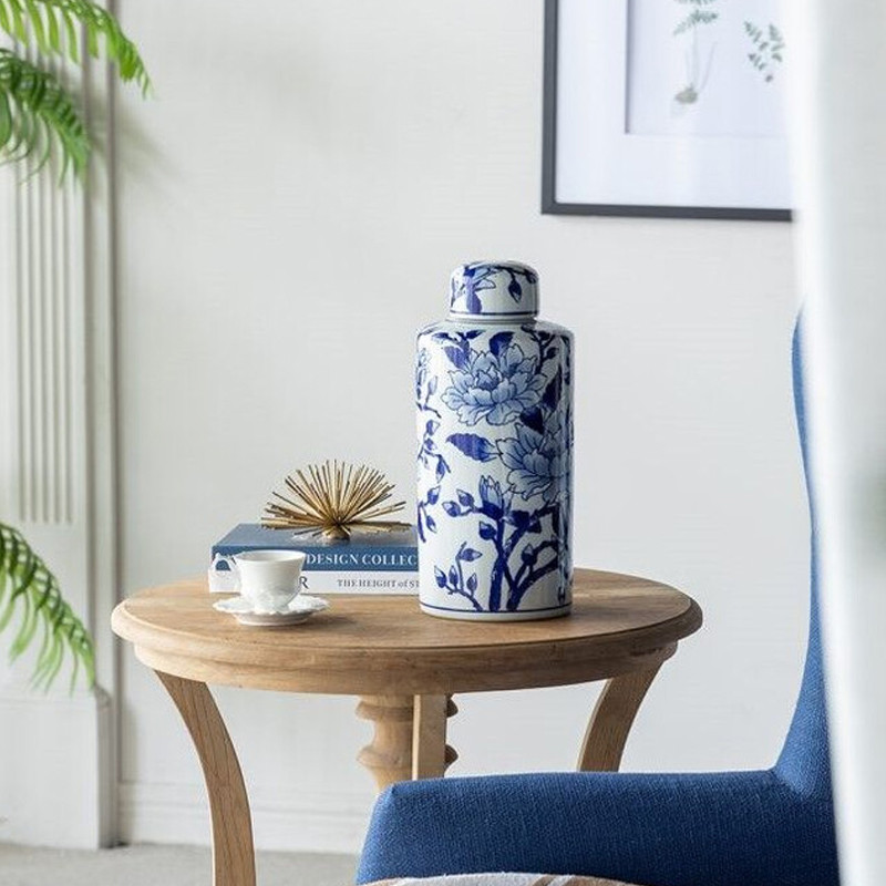 Ваза цилиндрической формы с крышкой и синим цветочным узором на белом фоне Blue & White Ornament