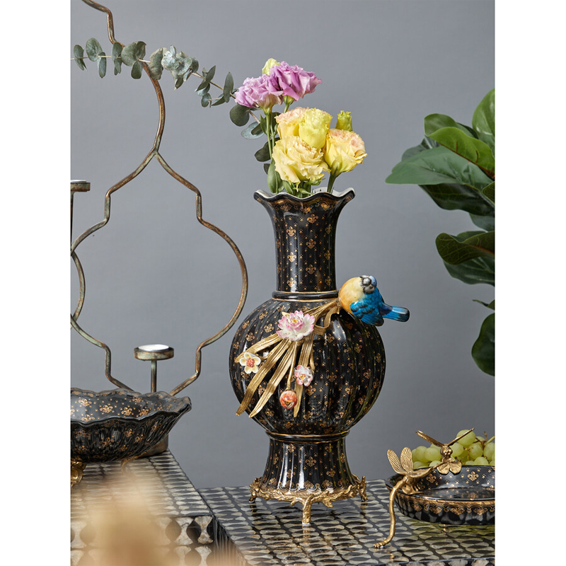Ваза черная фарфоровая с  узором и бронзовым декором в виде веток с фарфоровой птичкой и цветами Eden Garden