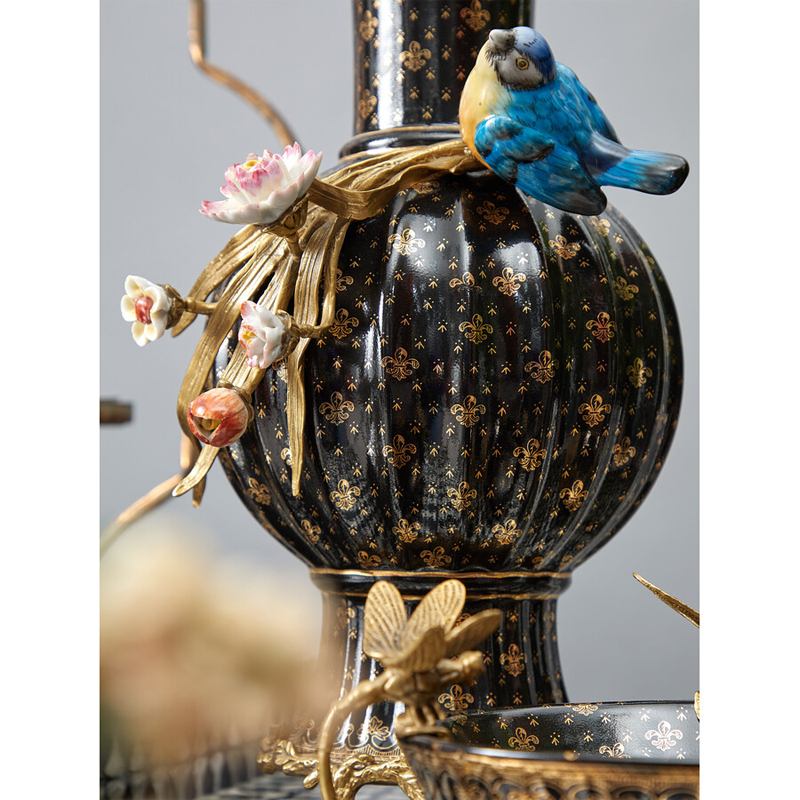 Ваза черная фарфоровая с  узором и бронзовым декором в виде веток с фарфоровой птичкой и цветами Eden Garden
