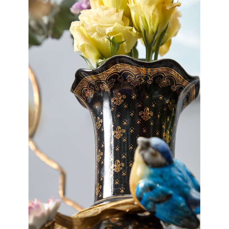 Ваза черная фарфоровая с  узором и бронзовым декором в виде веток с фарфоровой птичкой и цветами Eden Garden