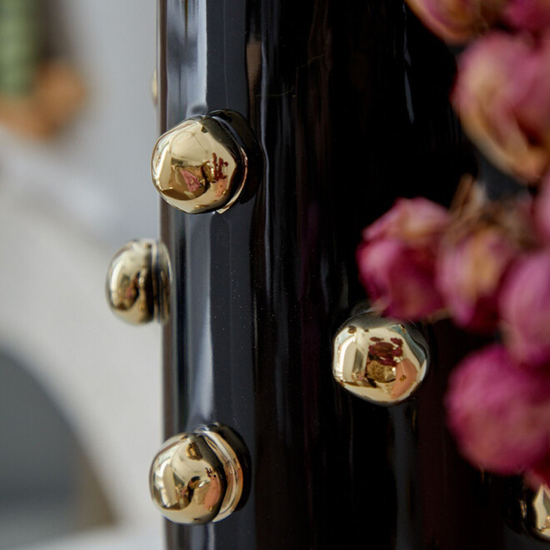 Ваза черная цилиндрическая с глянцевым покрытием и золотыми декоративными элементами Molecule Collection