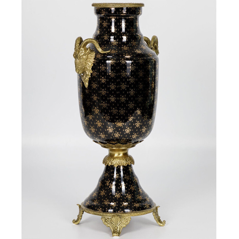 Ваза черного цвета из фарфора с золотистым узором и бронзовыми элементами Eden Garden porcelain and bronze