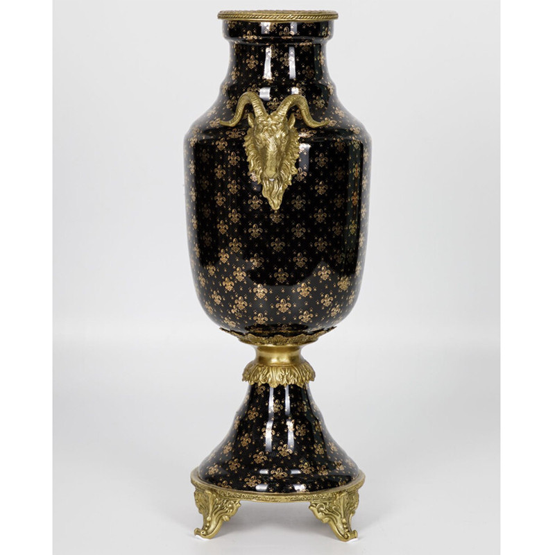 Ваза черного цвета из фарфора с золотистым узором и бронзовыми элементами Eden Garden porcelain and bronze