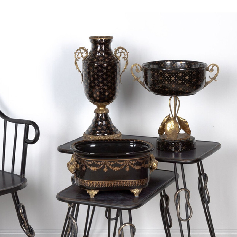 Ваза черного цвета из фарфора с золотистым узором и бронзовыми элементами Eden Garden porcelain and bronze