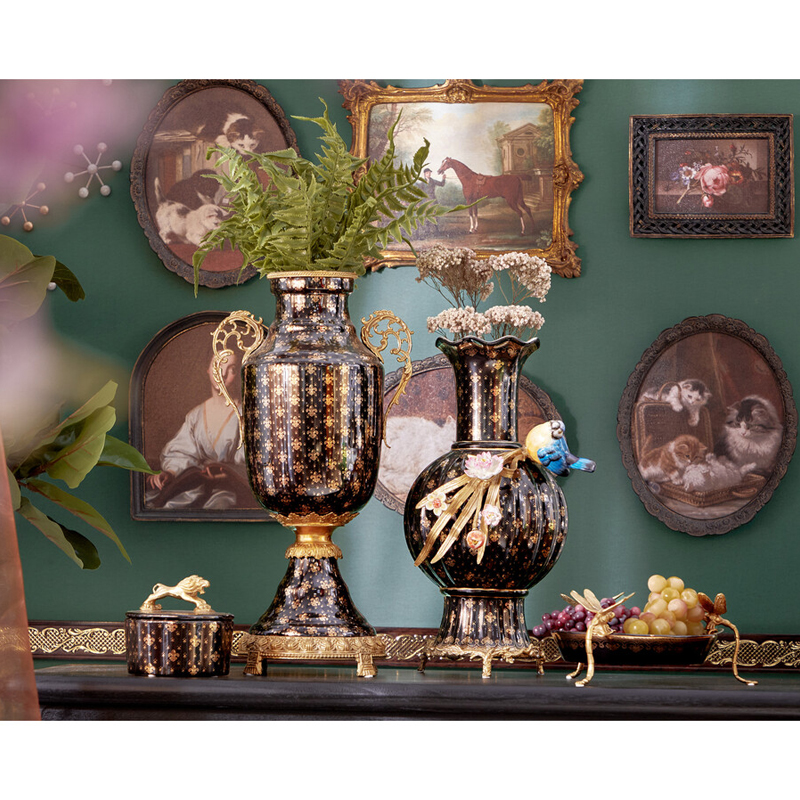 Ваза черного цвета из фарфора с золотистым узором и бронзовыми элементами Eden Garden porcelain and bronze