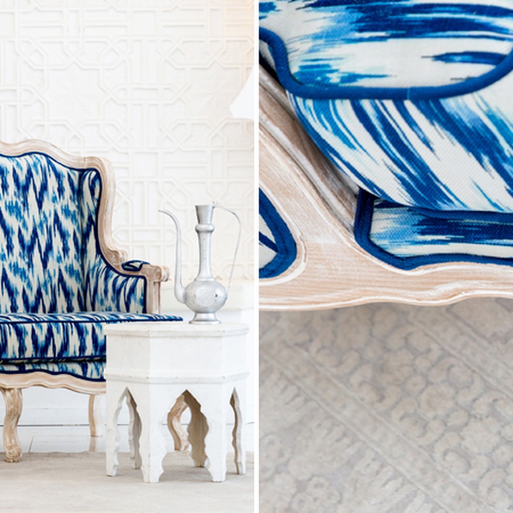 Двухместный диван с голубым узором Ikat Pattern