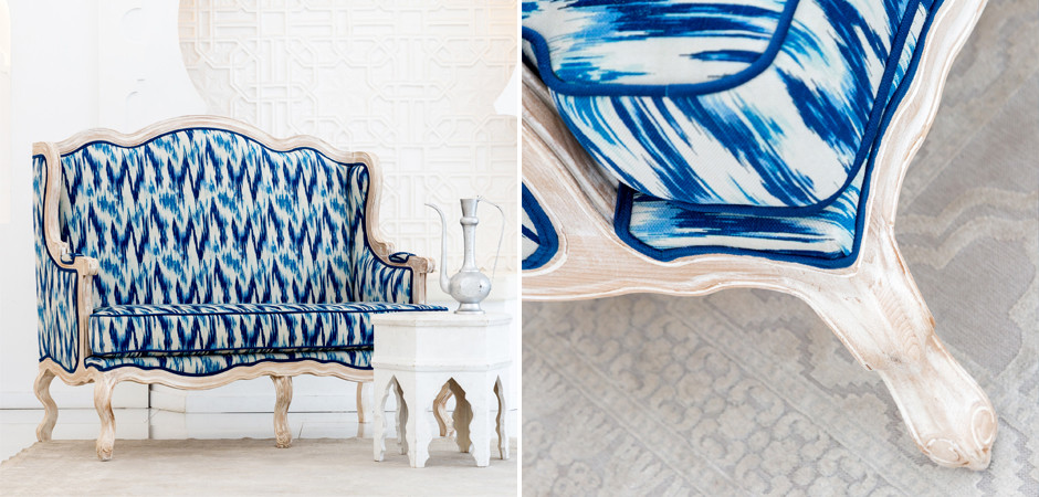 Двухместный диван с голубым узором Ikat Pattern