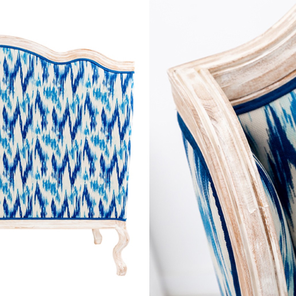 Двухместный диван с голубым узором Ikat Pattern