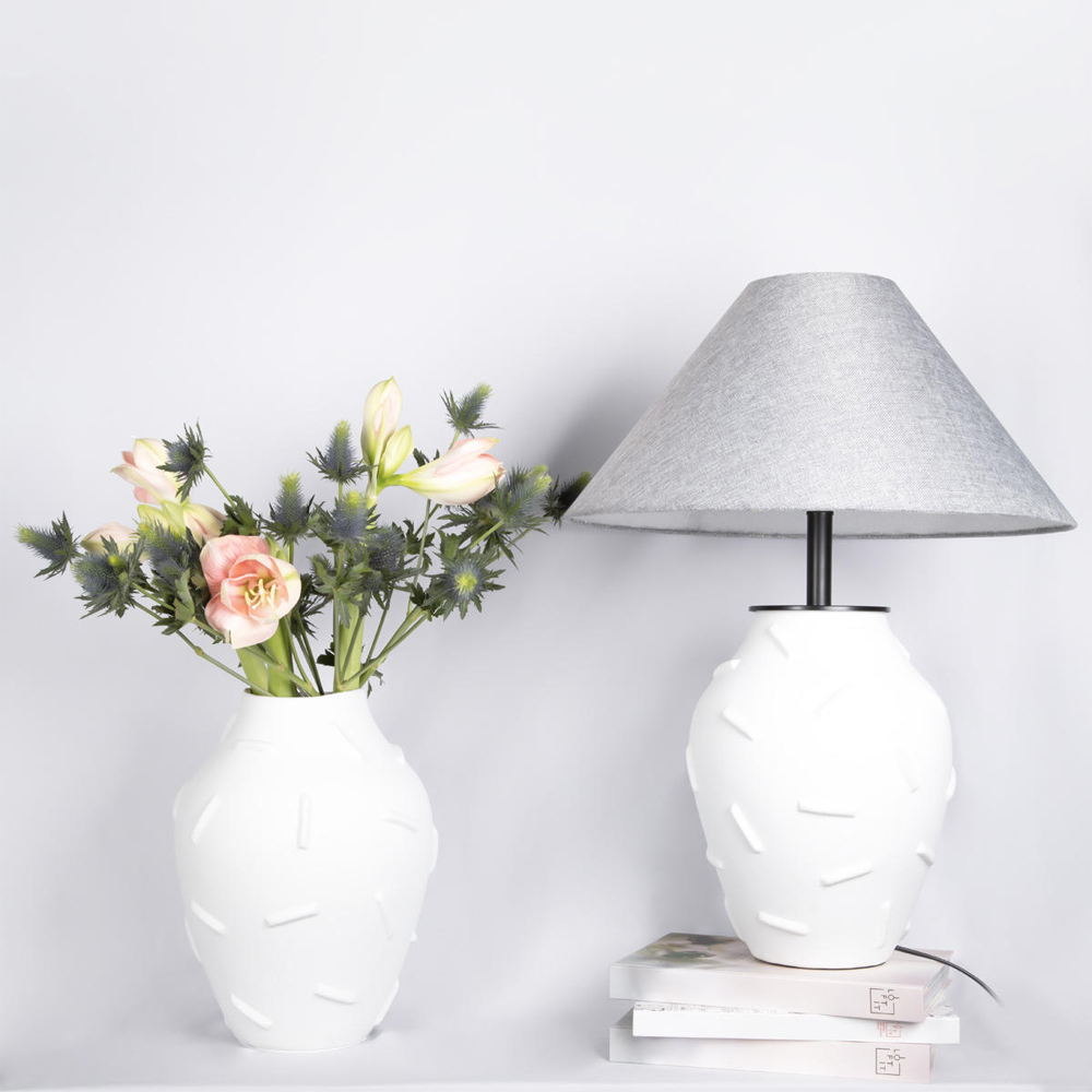 Декоративная ваза белая керамическая с абстрактным объемным декором Molecule Collection