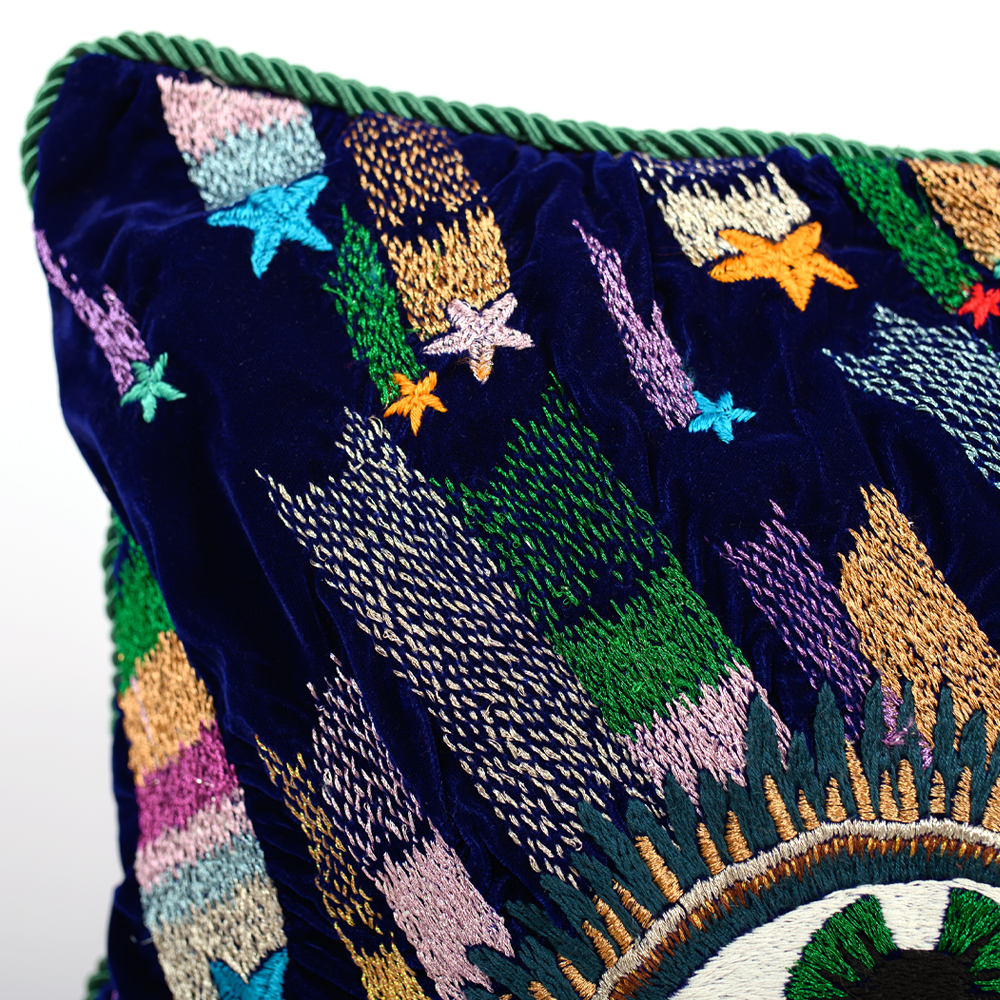 Декоративная подушка с вышивкой стиль Gucci Eye Cushion