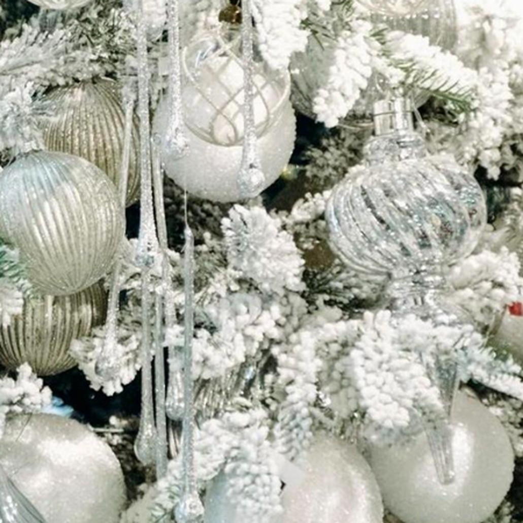 Дизайнерская Елка Заснеженная с Белыми елочными игрушками Christmas Tree White Hoarfrost