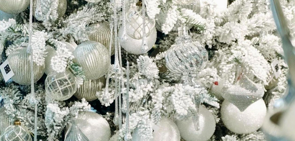 Дизайнерская Елка Заснеженная с Белыми елочными игрушками Christmas Tree White Hoarfrost