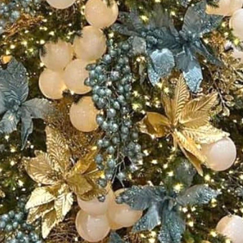 Дизайнерская Елка украшенная Золотыми и Голубыми Цветами Golden and Blue Flowers